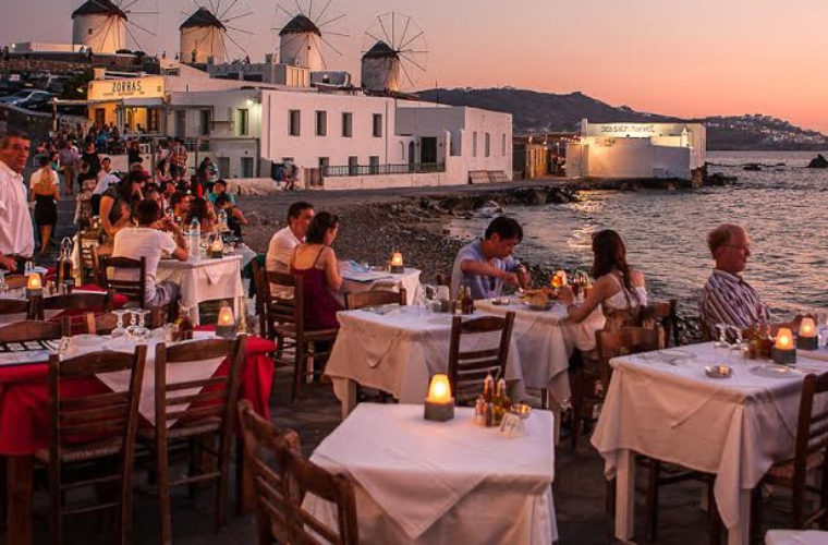 Ρεκόρ αφίξεων και χιλιάδες νέες θέσεις εργασίας το 2018 στην Ελλάδα
