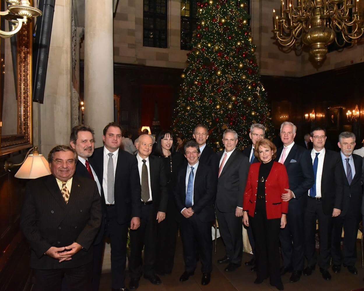 H Υπουργός Τουρισμού Έλενα Κουντουρά, με τον Jonathan Cohen, Αναπληρωτή Βοηθό Υπουργό Εξωτερικών των ΗΠΑ, τον Πρέσβη των ΗΠΑ στην Ελλάδα Geoffry Pyatt, τον Υπουργό Οικονομίας και Ανάπτυξης Δημήτρη Παπαδημητρίου, τον Πρέσβη της Ελλάδας στις ΗΠΑ, Χάρη Λαλάκο, τον Διοικητή της ΑΑΔΕ Γ. Πιτσιλή, τον Γ.Γ. Τουριστικής Πολιτικής και Ανάπτυξης Γιώργο Τζιάλλα,τους διοργανωτές του Capital Link, Νικόλαο και Όλγα Μπορνόζη, και τον βραβευθέντα επιχειρηματία Andre Calantzopoulos.