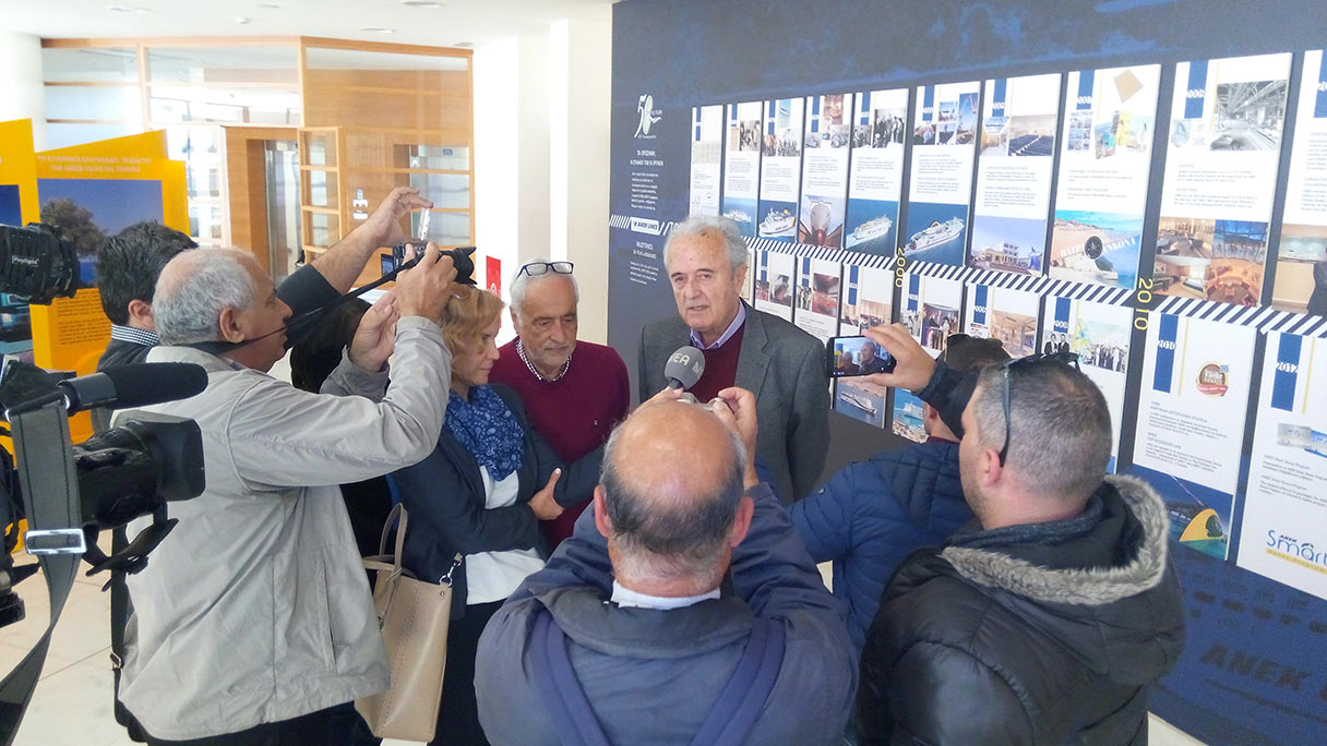 Ο Πρόεδρος της ΑΝΕΚ Γιώργος Κατσανεβάκης, παρουσιάζοντας στα ΜΜΕ την έκθεση για τα "50 Χρόνια ΑΝΕΚ Με πλώρη το μέλλον". Αριστερά του ο Αναπληρωτής Δ/νων Σύμβουλος της ΑΝΕΚ Γιώργος Αρχοντάκης.