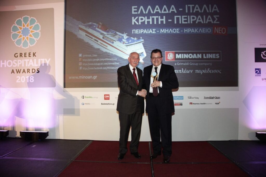 Ο Αντώνης Μανιαδάκης (δεξιά) παραλαμβάνει το βραβείο