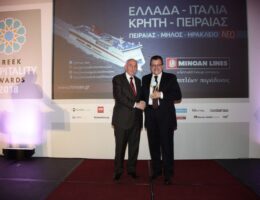 Ο Αντώνης Μανιαδάκης (δεξιά) παραλαμβάνει το βραβείο