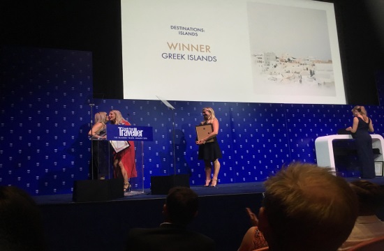 Η κα Έμμυ Αναγνωστοπούλου (αριστερά), Προϊσταμένη του Γραφείου Ε.Ο.Τ. Ηνωμένου Βασιλείου και Ιρλανδίας, παραλαμβάνει το βραβείο στην κατηγορία «Καλύτερα νησιά παγκοσμίως