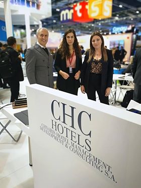 Ο Ζαχαρίας Χναρης της CHC HOTELS με την ομάδα του Εβελυν Σπύρου και Ματίνα Κεφάλα