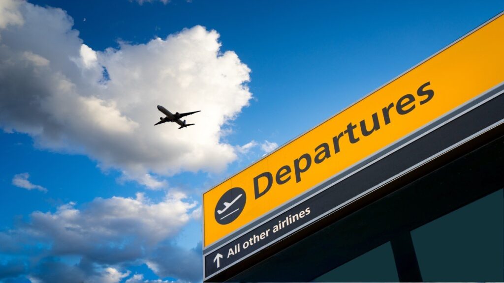 Βρετανία: Η κυβέρνηση προσπαθεί να «μαζέψει» το χάος στα αεροδρόμια – Εφιστά την προσοχή στις αεροπορικές εταιρείες